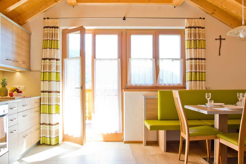 untersieglerhof-apartment-concordia-dining-room-balcony